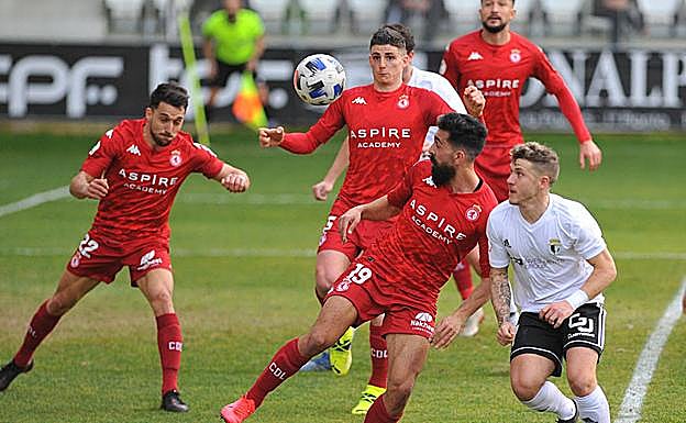 Galería. Bravo, en una acción defensiva.