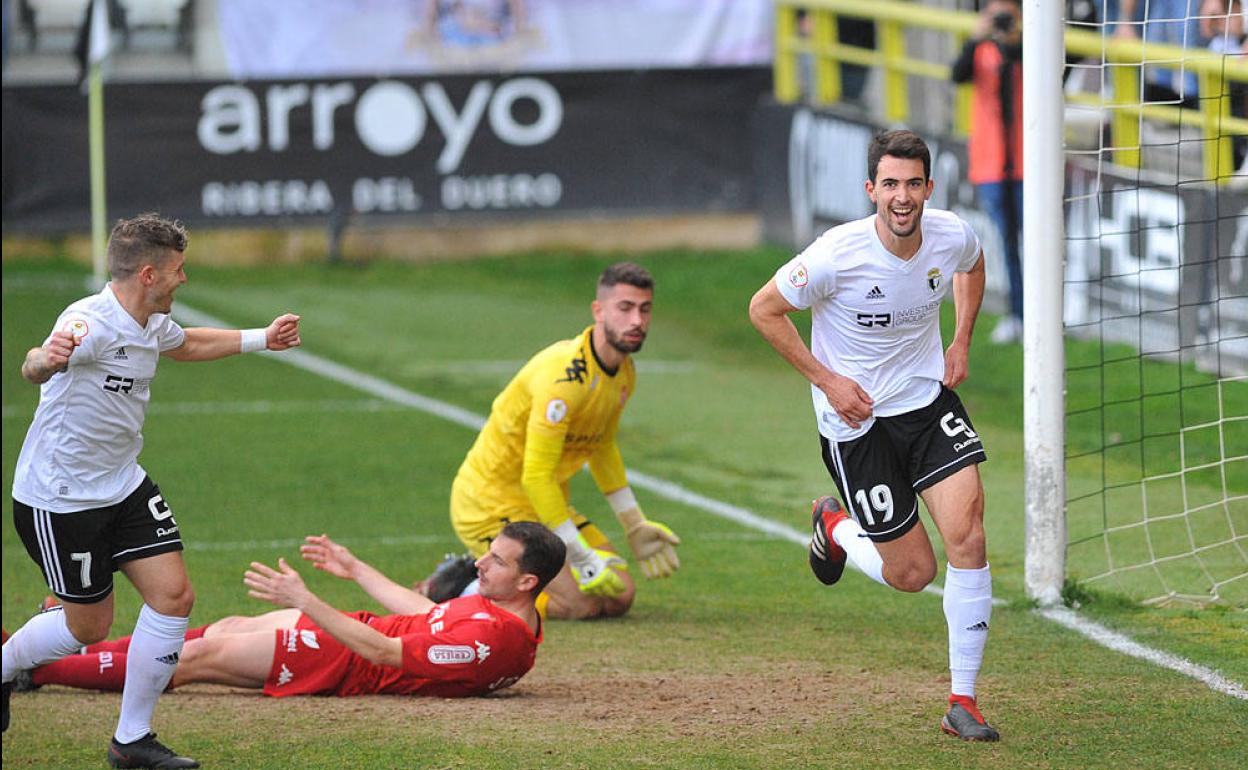Claudio Medina, leonés, celebra el gol que completó la remontada del Burgos.