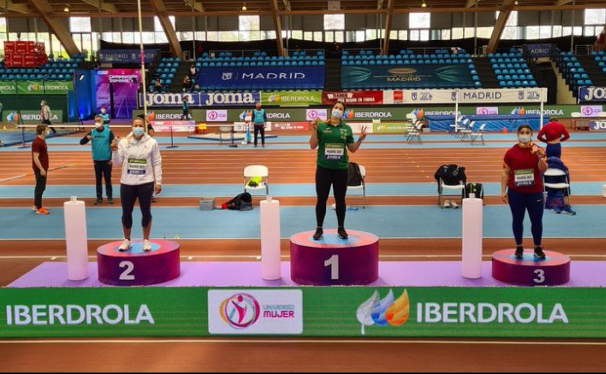 Mónica Borraz (D) posa en el podio con su medalla de bronce.