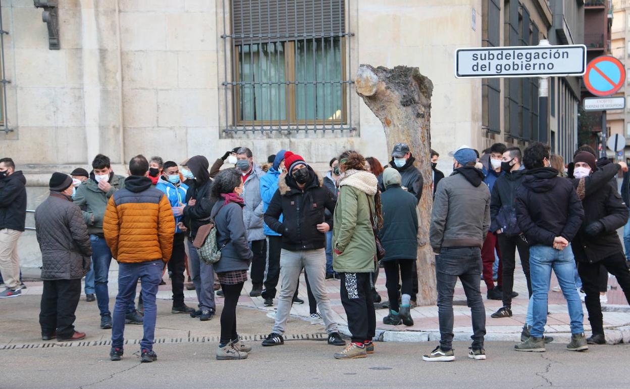 Imagen de la concentración del pasado 6 de febrero a favor de Pablo Hasél en la Subdelegación del Gobierno en León.