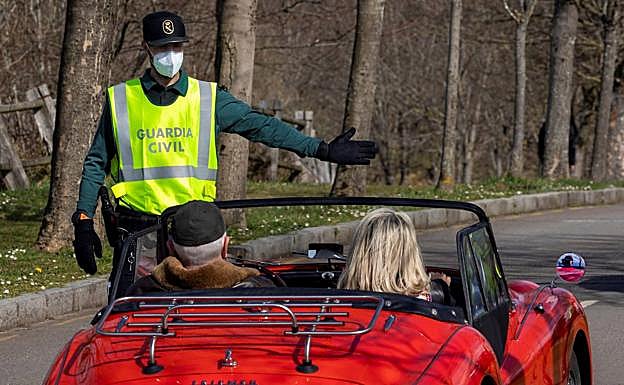 La Guardia Civil realiza un control en Asturias.