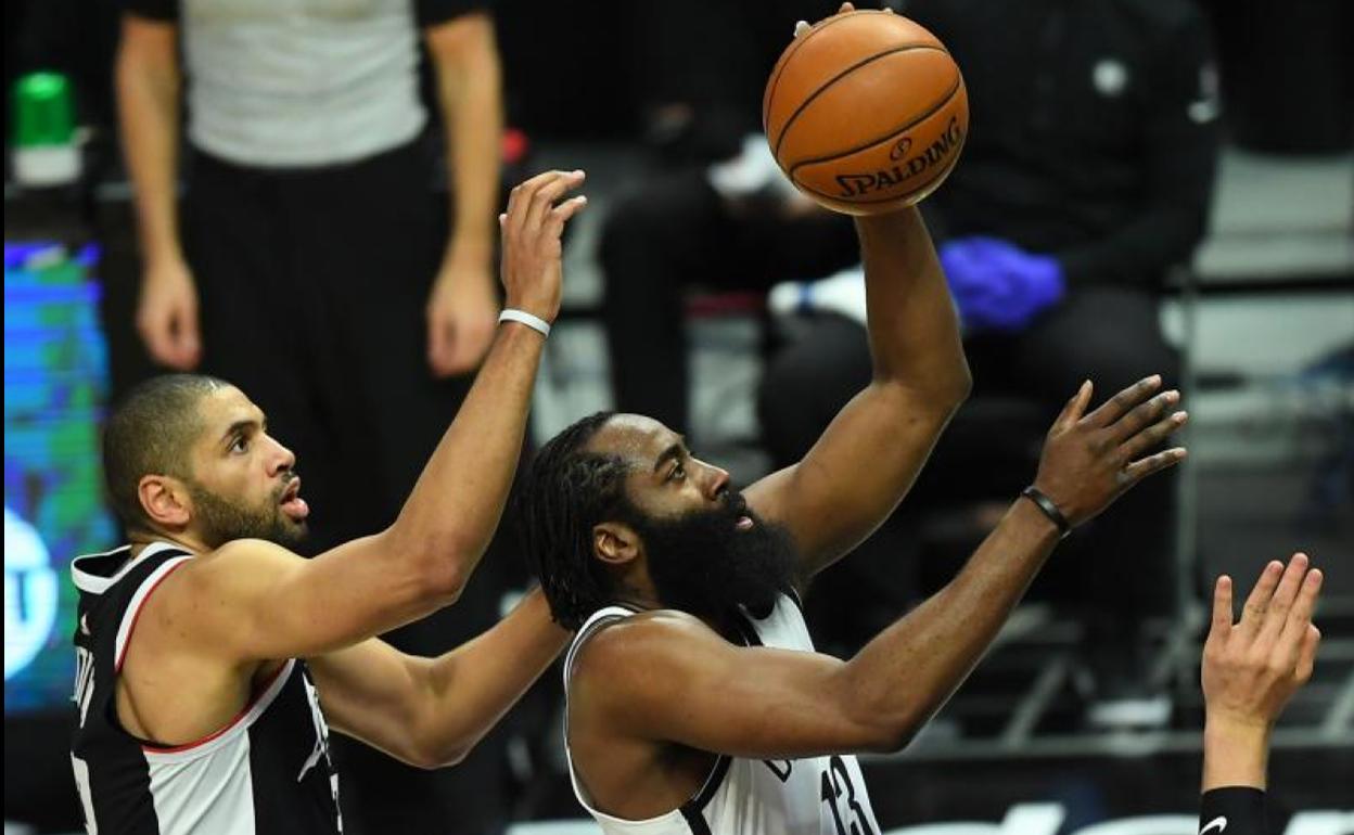 James Harden entra a canasta. 