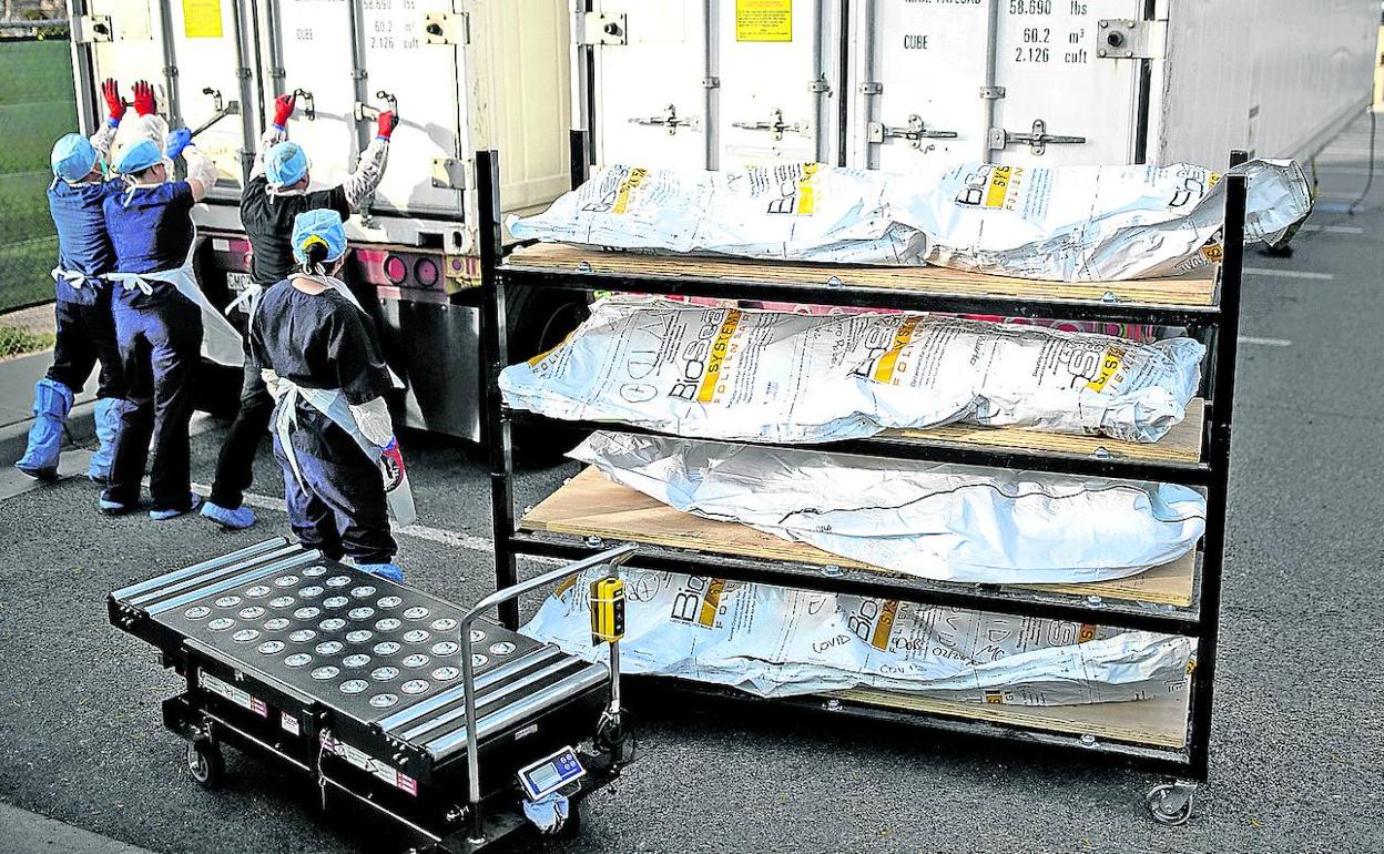 Forenses del condado de El Paso, en Texas, cierran las morgues móviles antes de trasladar los cuerpos de víctimas de la covid.