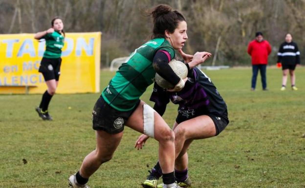 Un lance de un partido del León Rugby Club femenino.