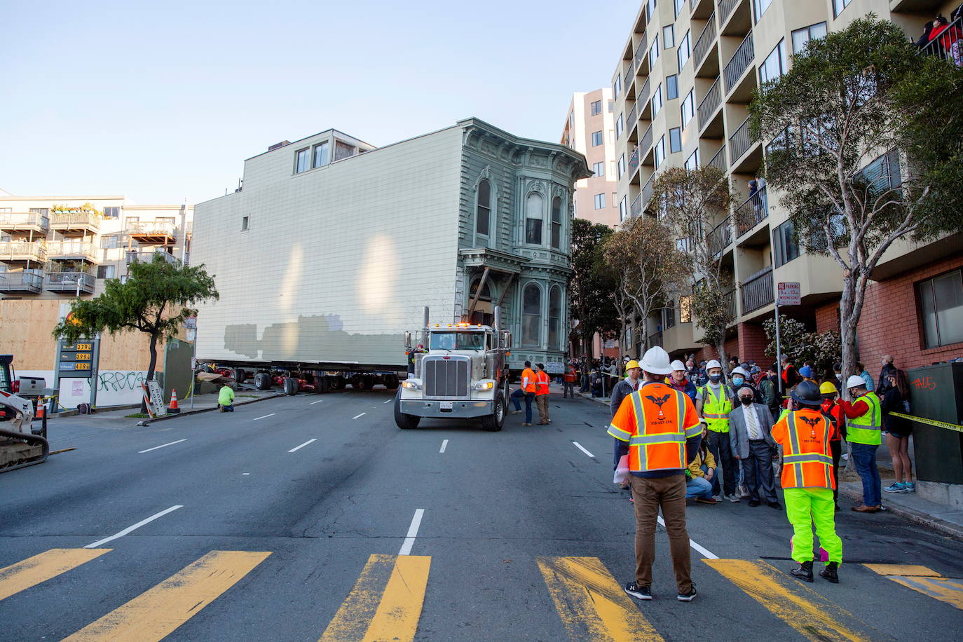 Fotos: Impresionante traslado de una casa victoriana de 143 años por las calles de San Francisco