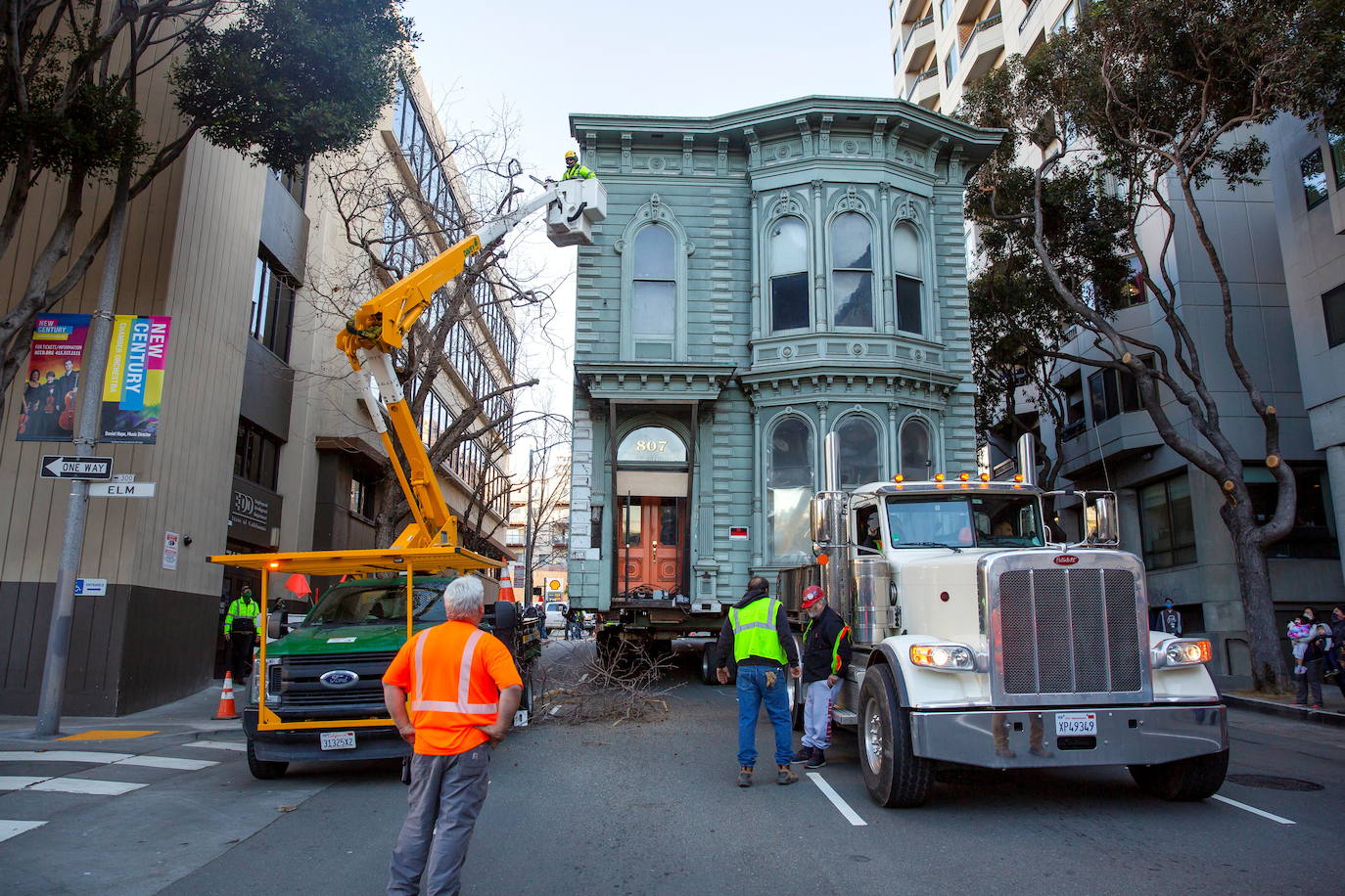 Fotos: Impresionante traslado de una casa victoriana de 143 años por las calles de San Francisco