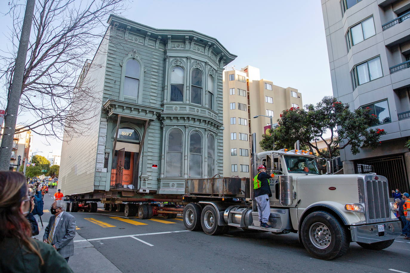 Fotos: Impresionante traslado de una casa victoriana de 143 años por las calles de San Francisco