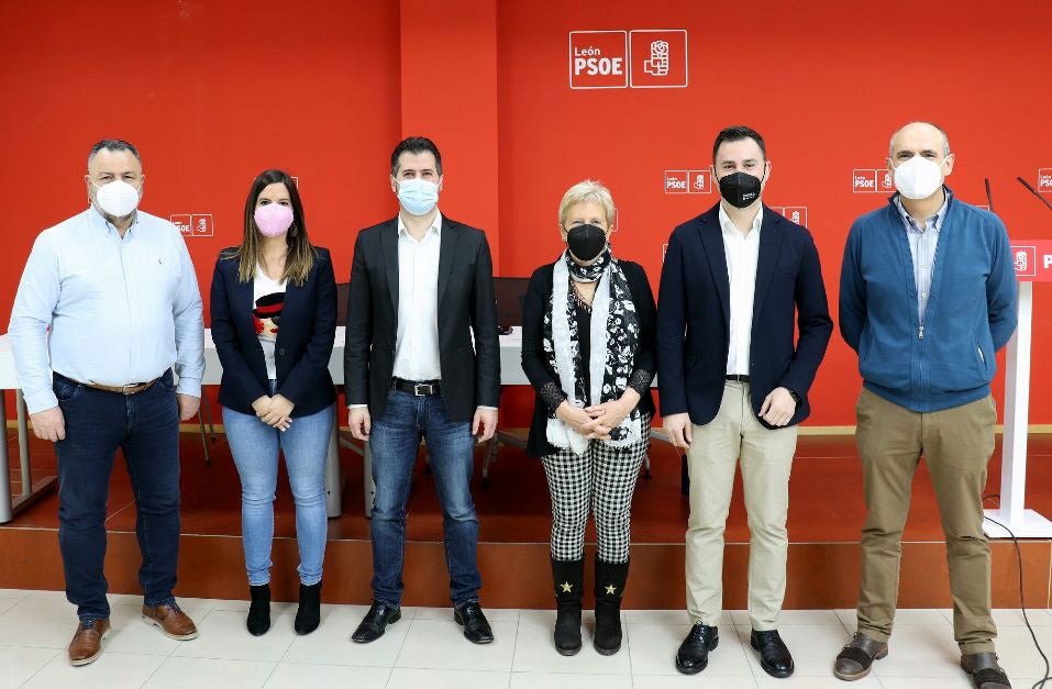 Participantes en modo presencial en el comité provincial del PSOE de León. 