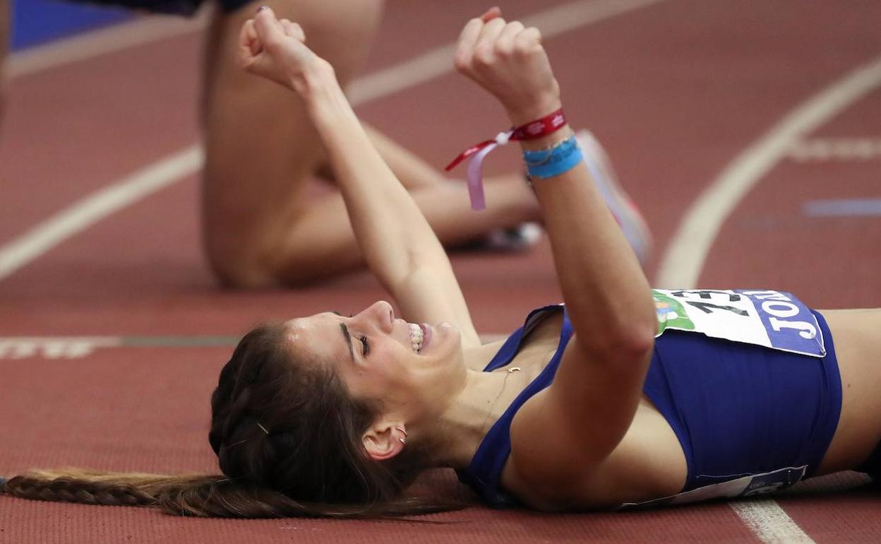 Marta García celebra su victoria tras la prueba de 3.000 metros del domingo.