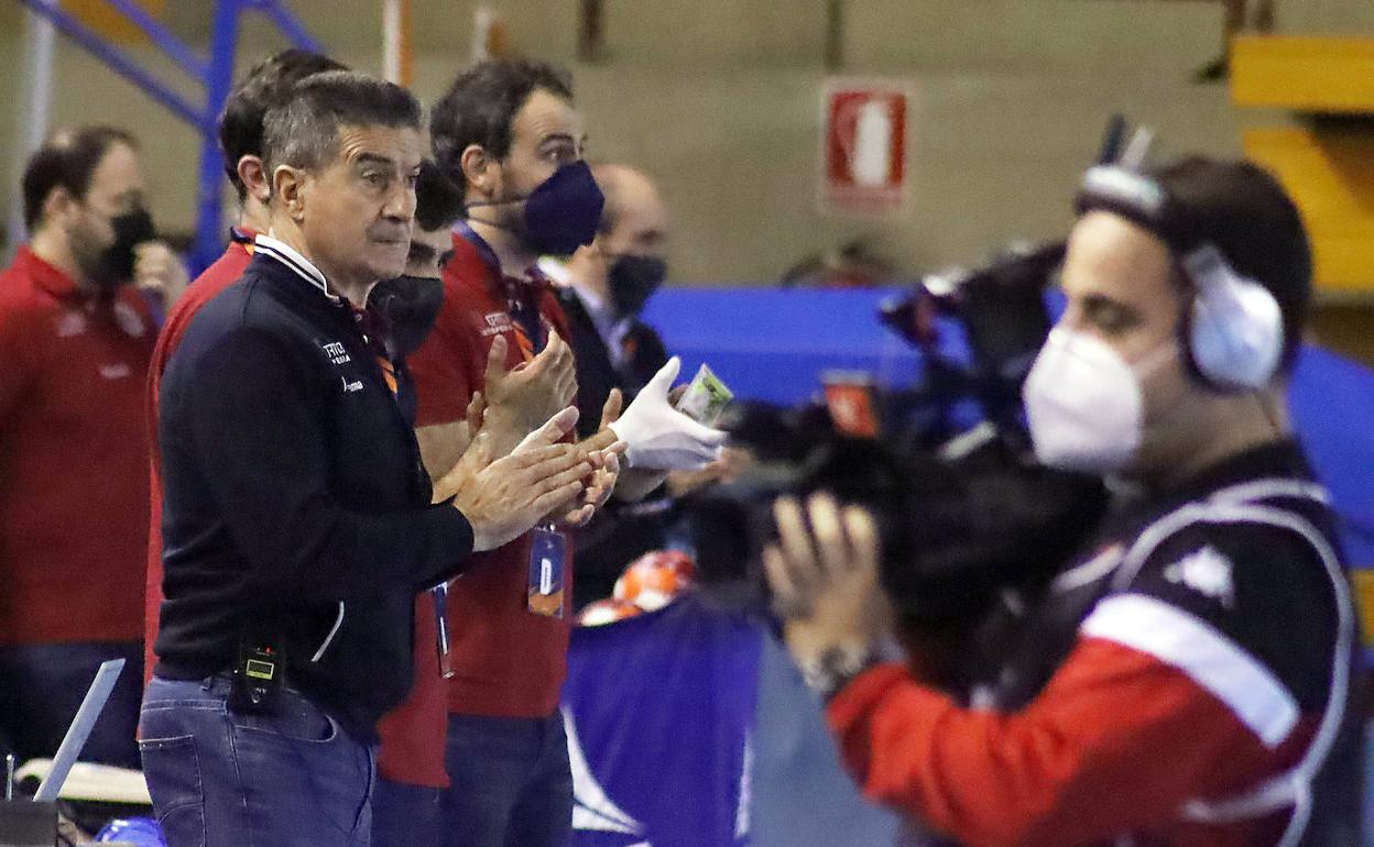 Manolo Cadenas, durante el partido ante Wisla Plock.