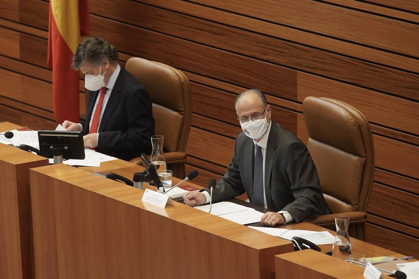 El presidente de la Junta, Alfonso Fernández Mañueco y el vicepresidente, Francisco Igea, en las Cortes.