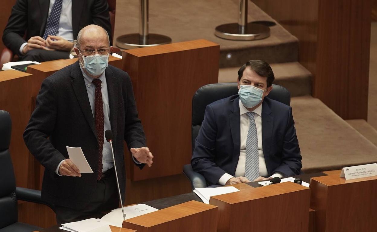 Francisco Igea y Alfonso Fernández Mañueco en el pleno de las Cortes celebrado este martes.