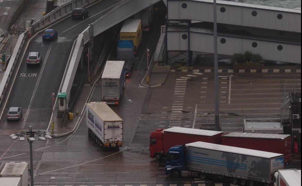 Turismos y camiones hacen cola en el puerto de Dover para embarcar hacia el continente.