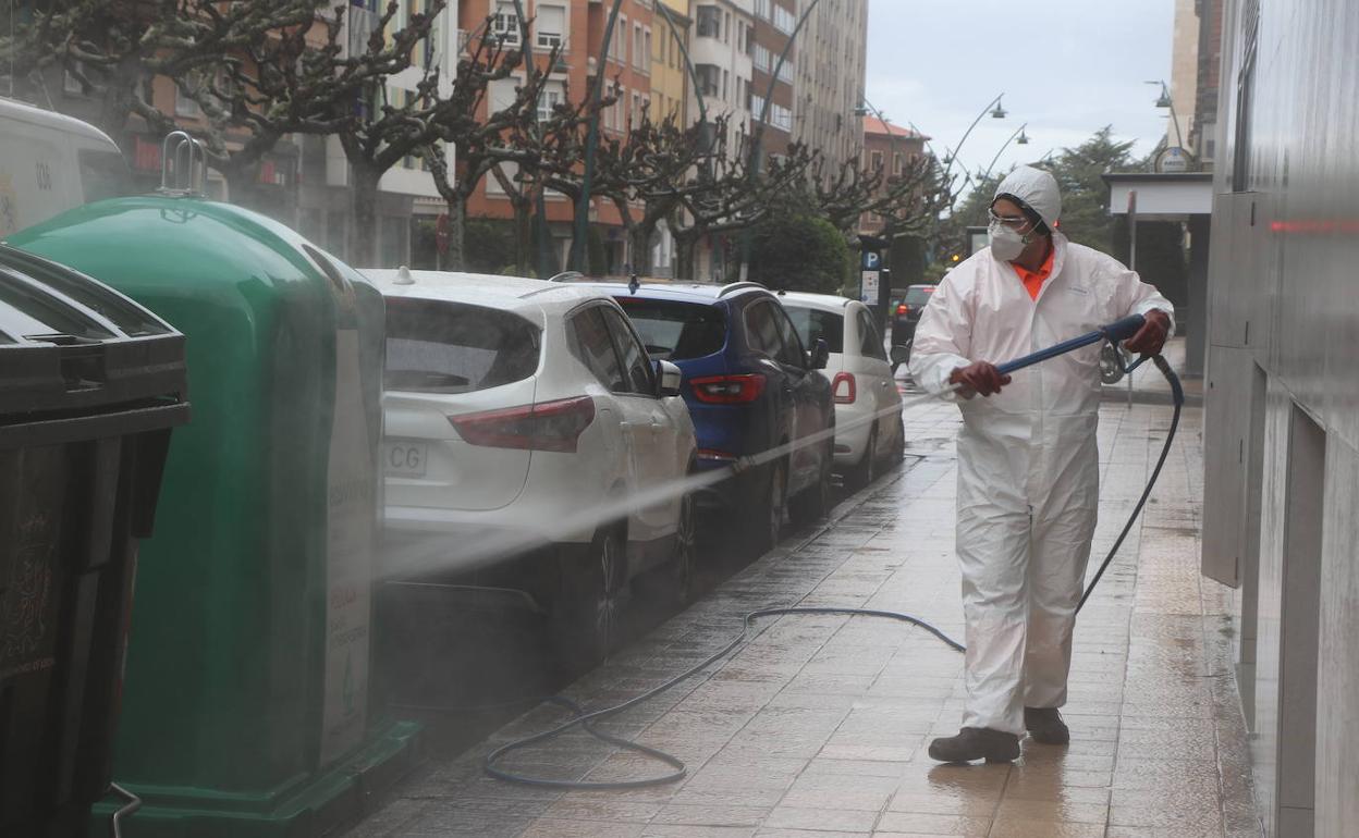 Un trabajador del servicio de limpieza. 