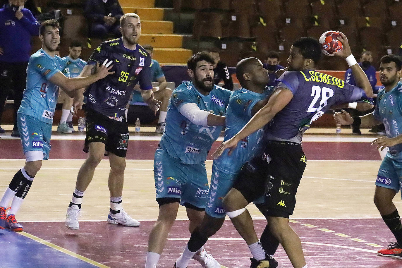 Los leoneses volvían a la competición doméstica en el Palacio de los Deportes para medirse a los cordobeses.