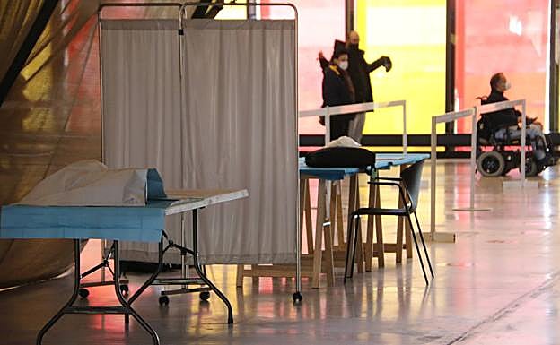 Galería. Zona de vacunación en el Palacio de Exposiciones.