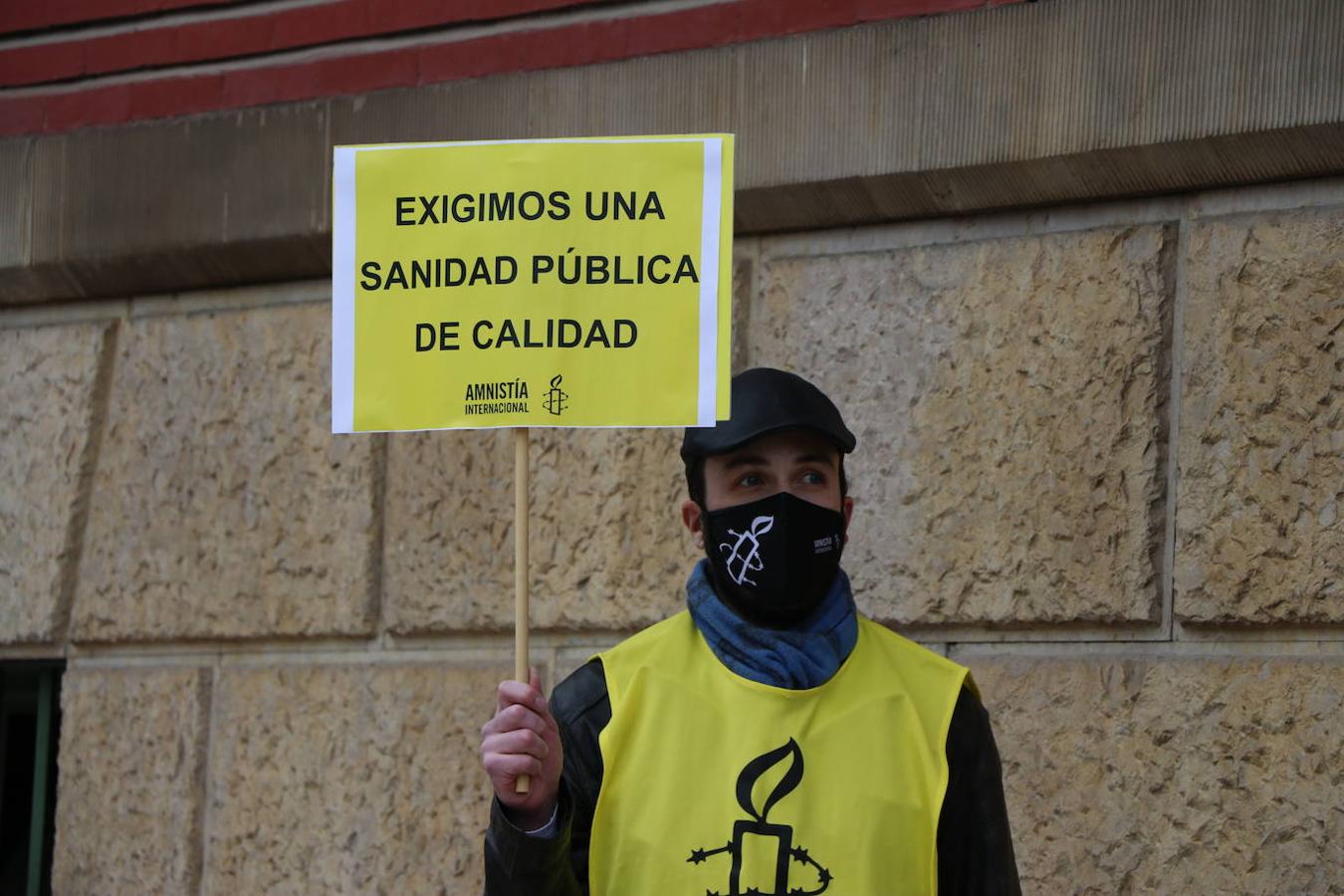 Una veintena de personas se ha concentrado frente al centro de salud de La Condesa por la sanidad pública.