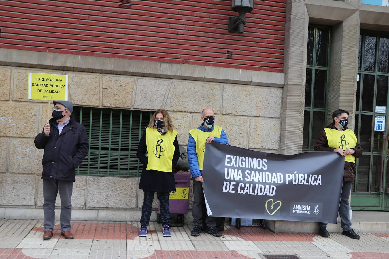 Una veintena de personas se ha concentrado frente al centro de salud de La Condesa por la sanidad pública.