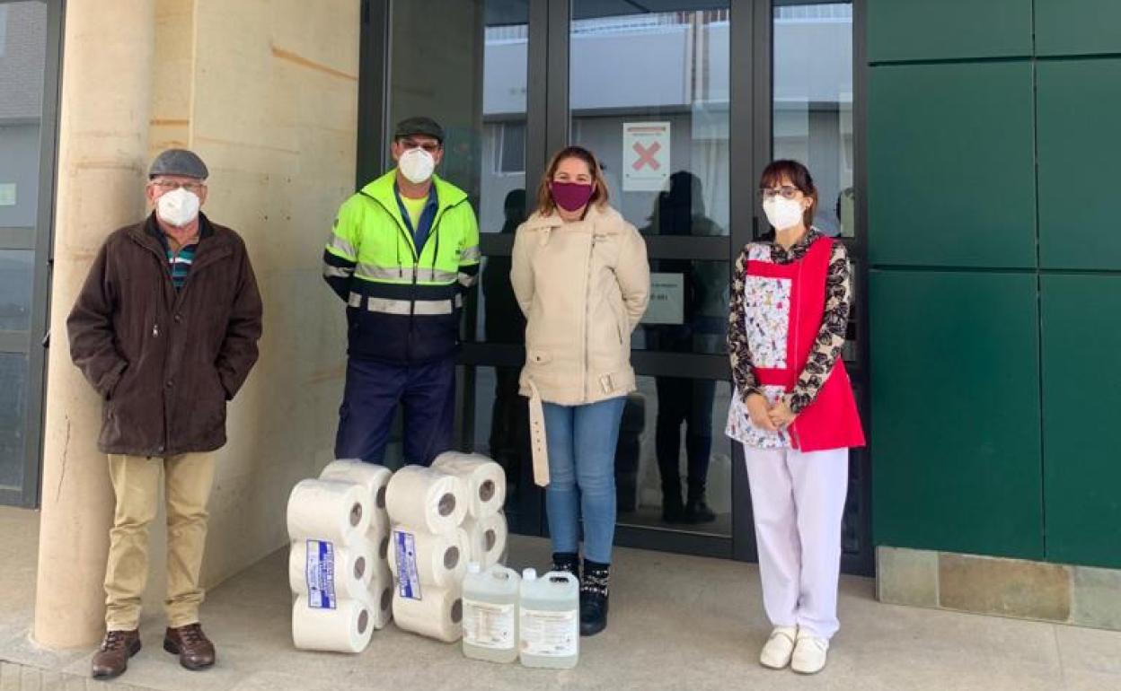 La directora y los responsables del Ayuntamiento en la entrega del material de desinfección.