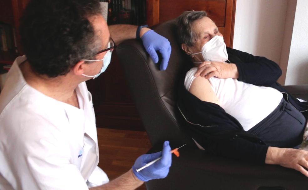 Ángela, de 98 años, recibe la vacuna contra el coronavirus este jueves.