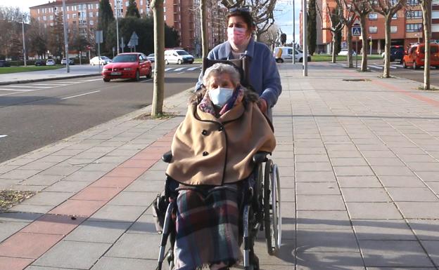 Odolinda y Pilar: primer paseo después de un año tras las puertas de la residencia