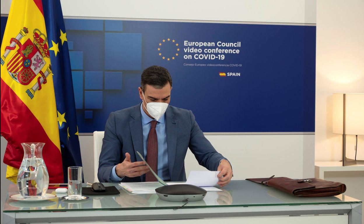 Pedro Sánchez asiste por videoconferencia a la reunión extraordinaria del Consejo Europeo.