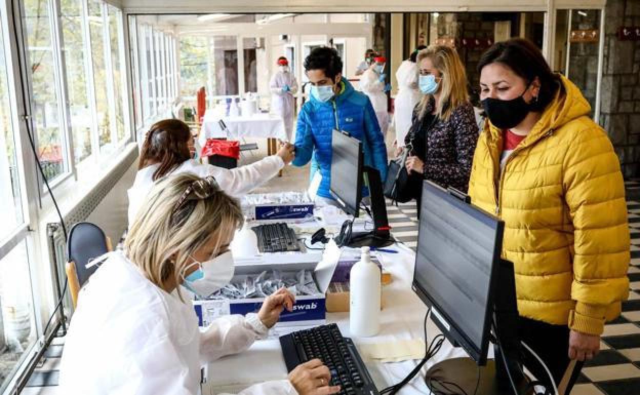 UNas sanitarias atienden a varios pacientes. 