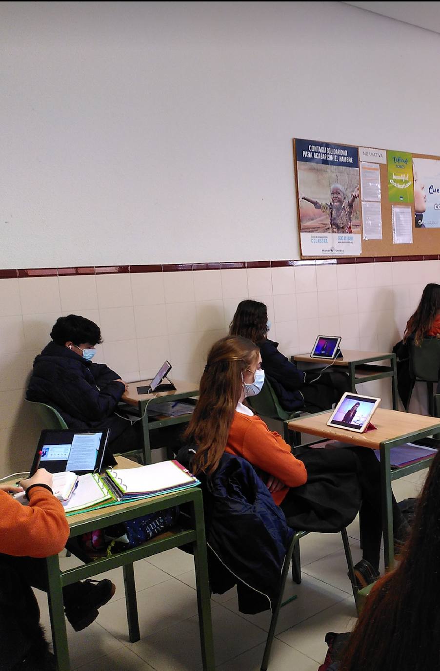 Alumnos del colegio Divina Pastora durante las charlas de orientación.