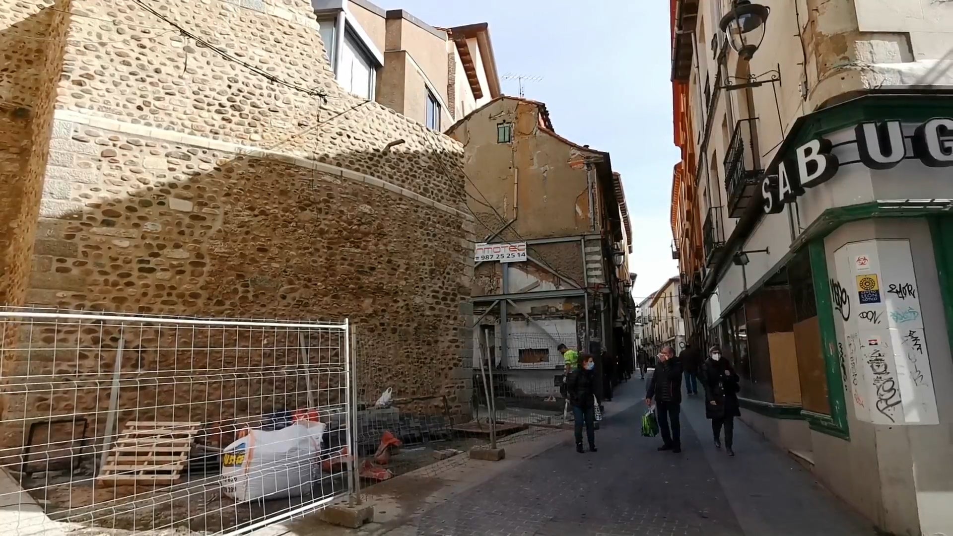 Los trabajos para adoquinar esta zona que se decidió reestructurar en 2016 avanzan durante estos días y se extenderán a lo largo de tres semanas antes de poder retirar las vallas que durante cinco años han formado parte de la estampa.