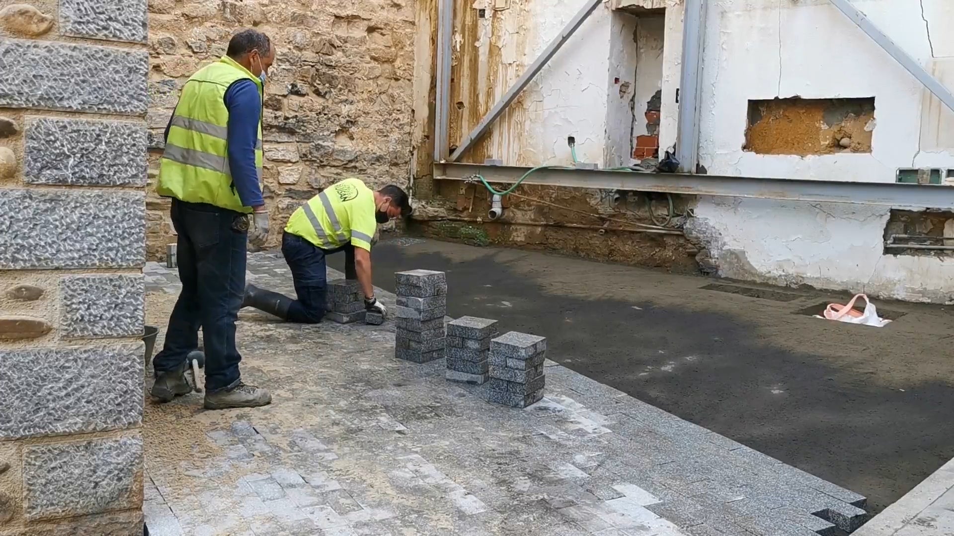 Los trabajos para adoquinar esta zona que se decidió reestructurar en 2016 avanzan durante estos días y se extenderán a lo largo de tres semanas antes de poder retirar las vallas que durante cinco años han formado parte de la estampa.