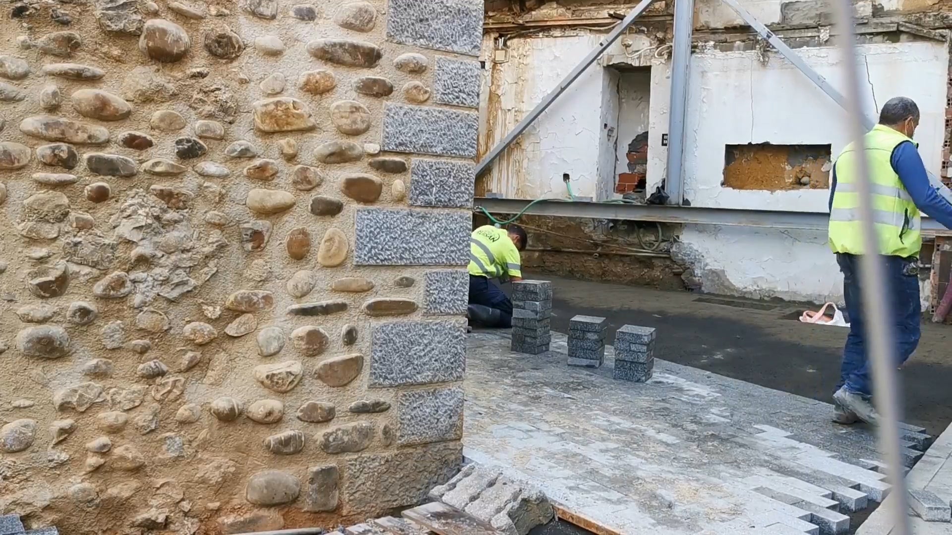 Los trabajos para adoquinar esta zona que se decidió reestructurar en 2016 avanzan durante estos días y se extenderán a lo largo de tres semanas antes de poder retirar las vallas que durante cinco años han formado parte de la estampa.