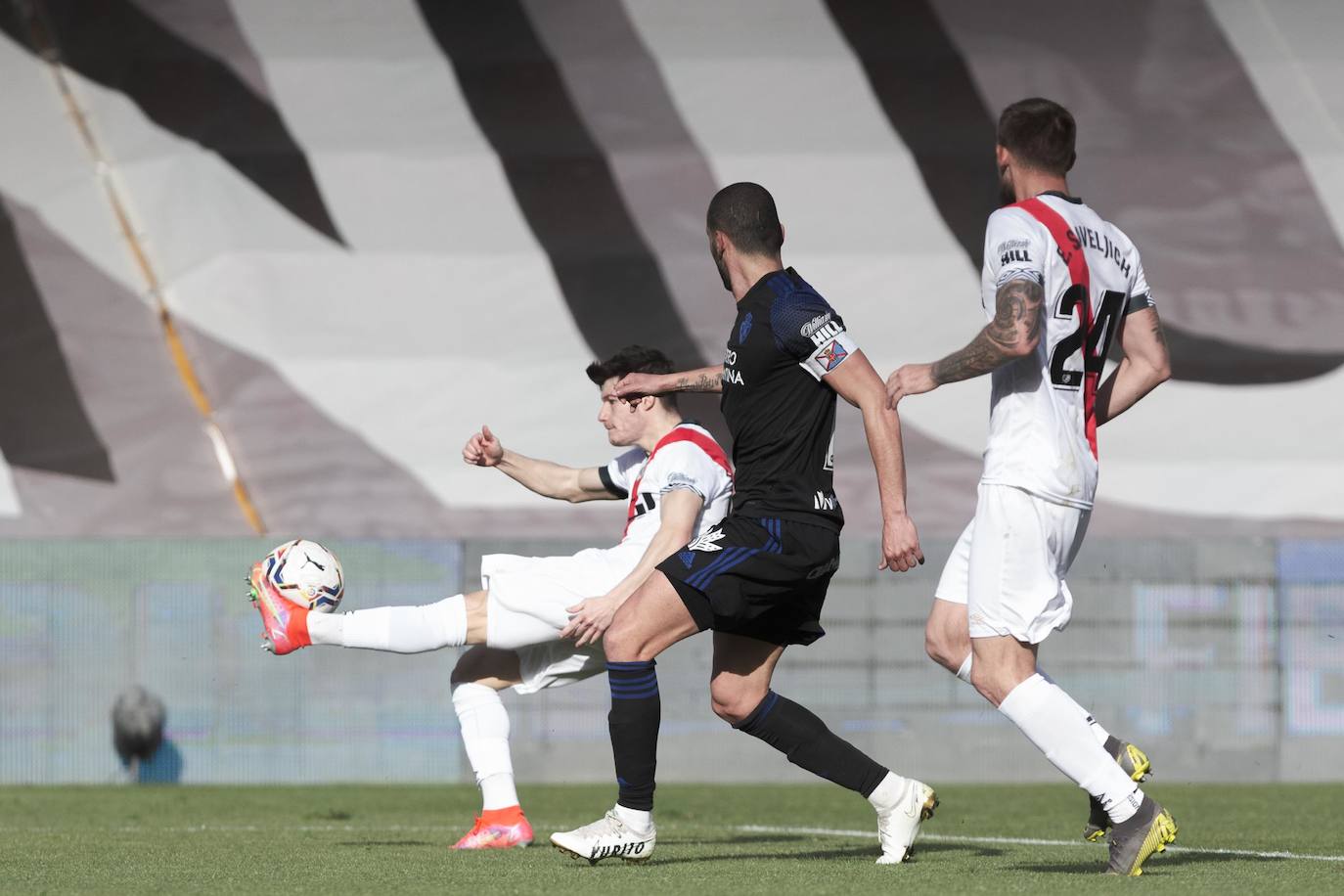 Ambos equipos se enfrentaron en Vallecas por un puesto de playoff.