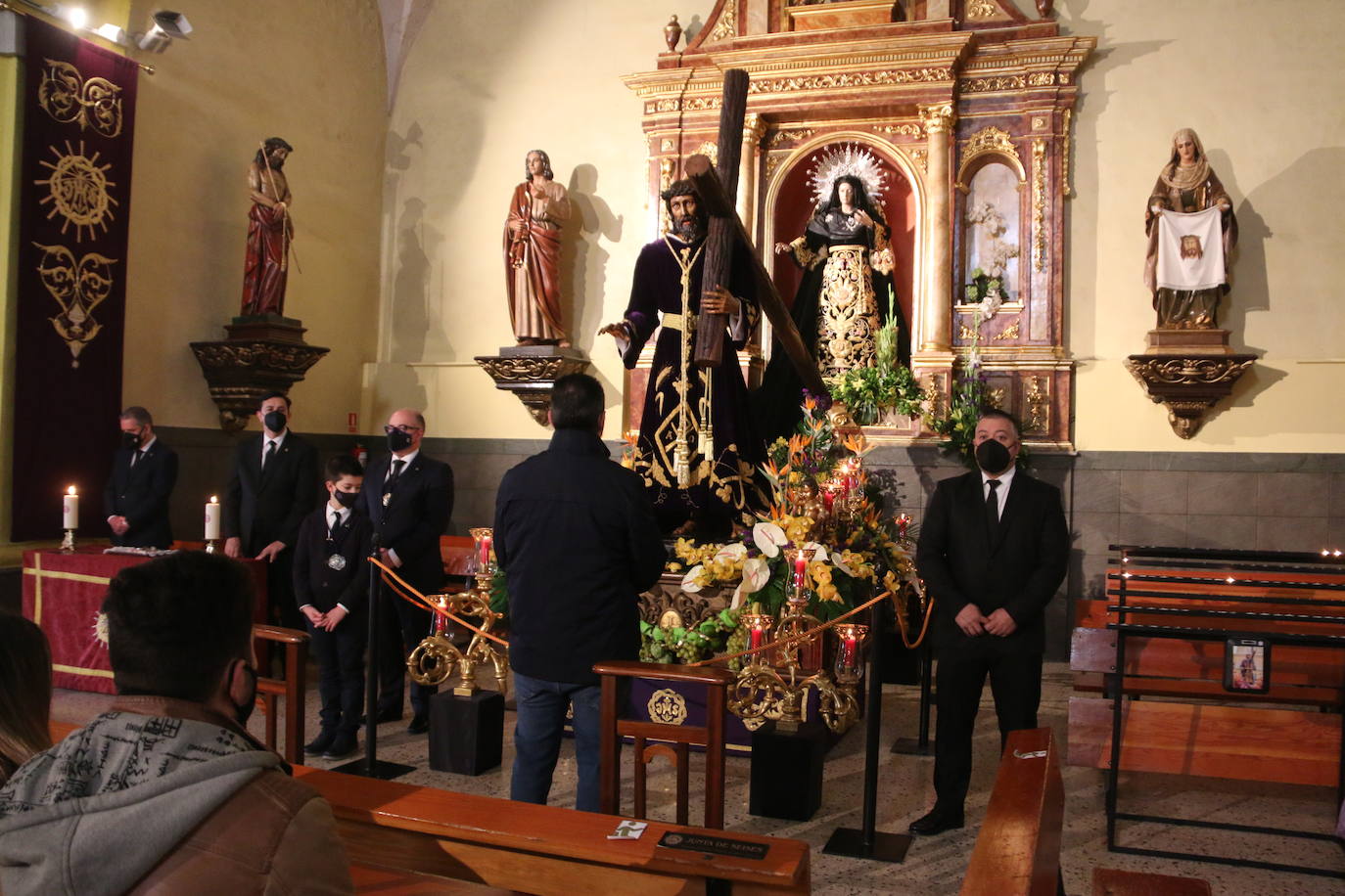 La capilla de Santa Nonia acoge el tradicional besapié al titular de la Cofradía de Jesús.