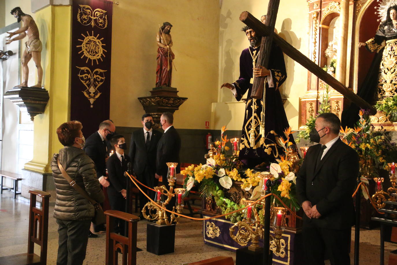 La capilla de Santa Nonia acoge el tradicional besapié al titular de la Cofradía de Jesús.