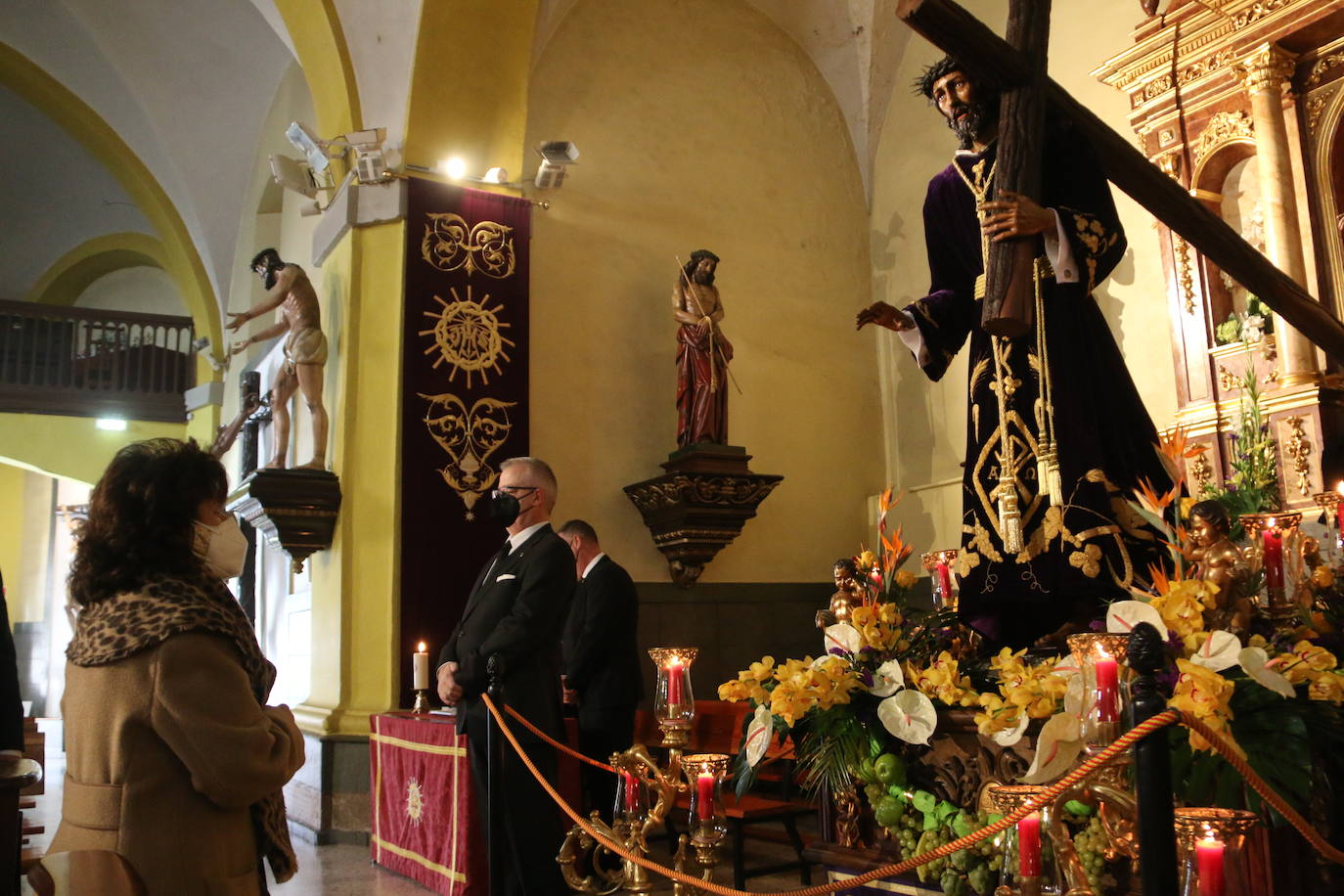 La capilla de Santa Nonia acoge el tradicional besapié al titular de la Cofradía de Jesús.