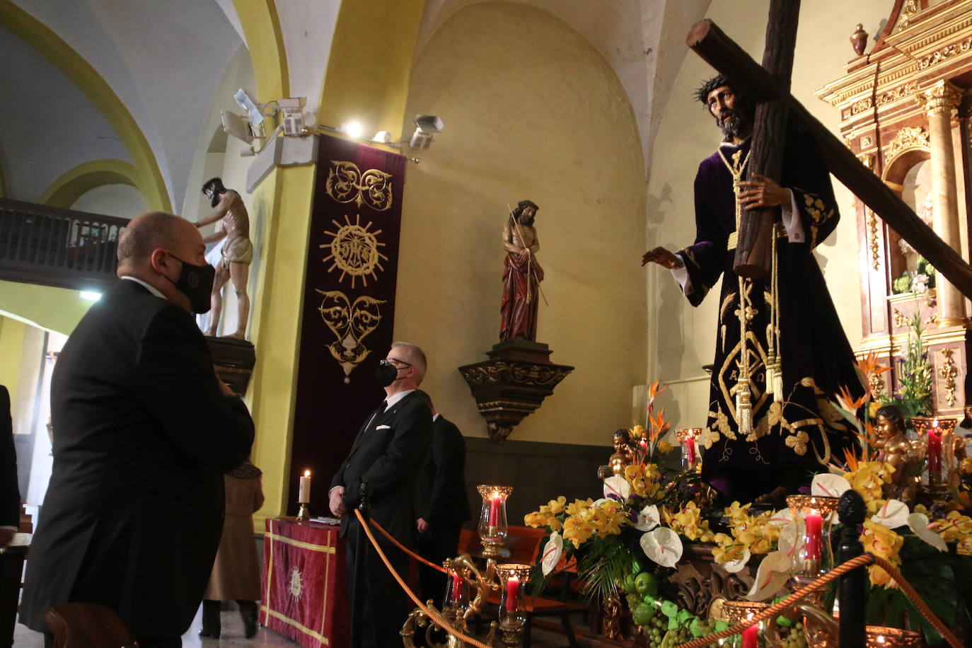 La capilla de Santa Nonia acoge el tradicional besapié al titular de la Cofradía de Jesús.