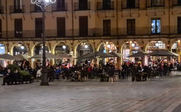 Galería. Mesas llenas en la plaza Mayor de León.