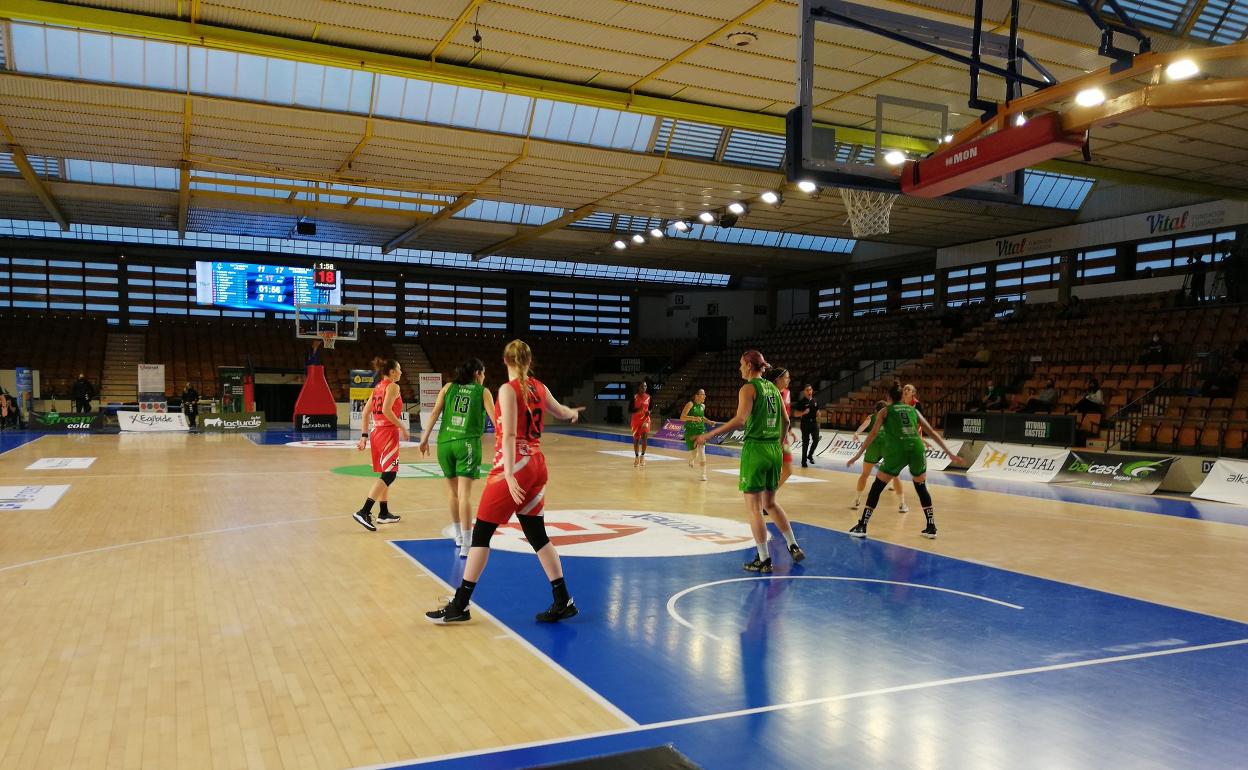 Un instante del partido disputado en Vitoria.