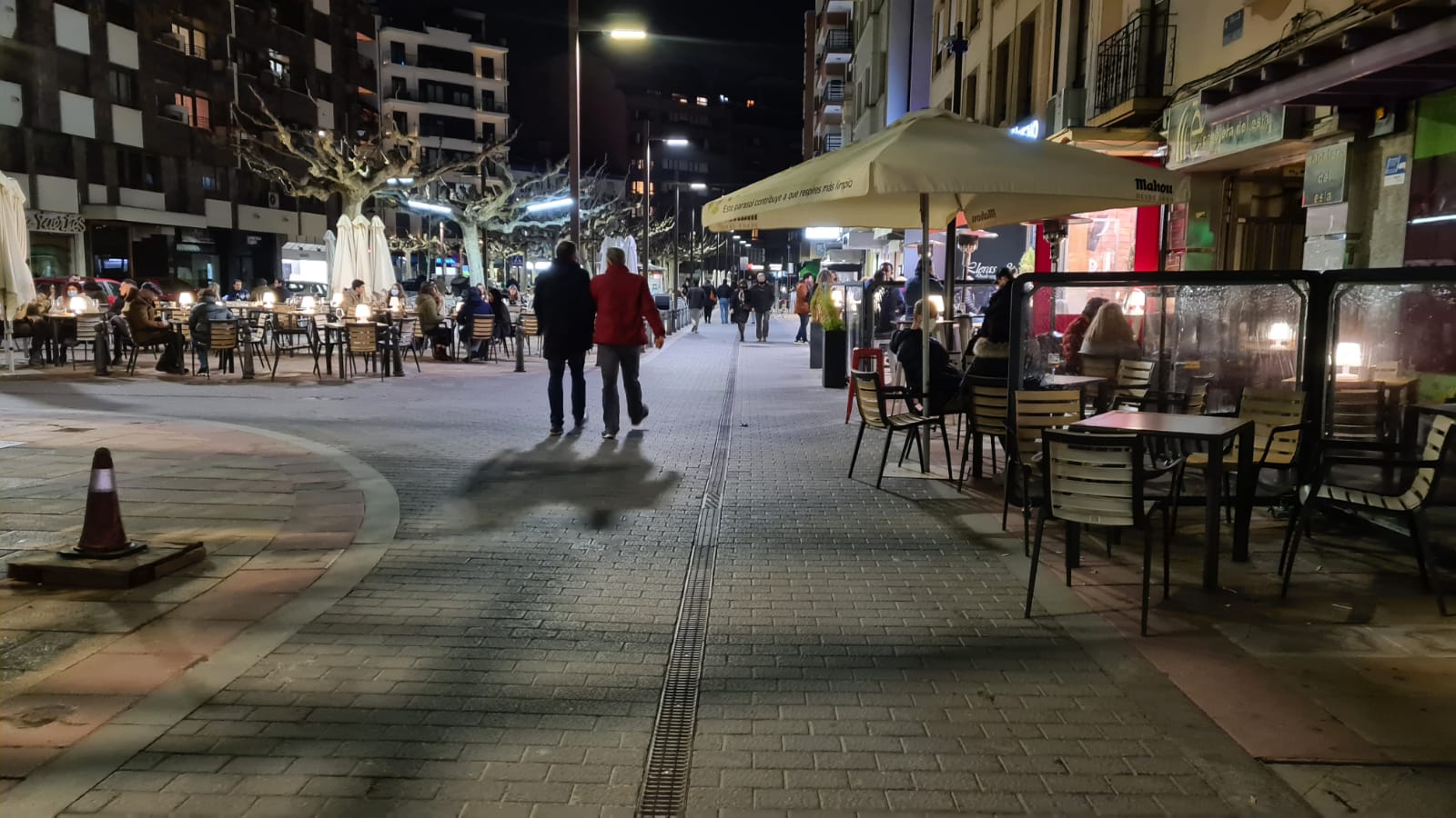 Los leoneses apuran el nuevo horario de la hostelería apoyado en el buen tiempo.