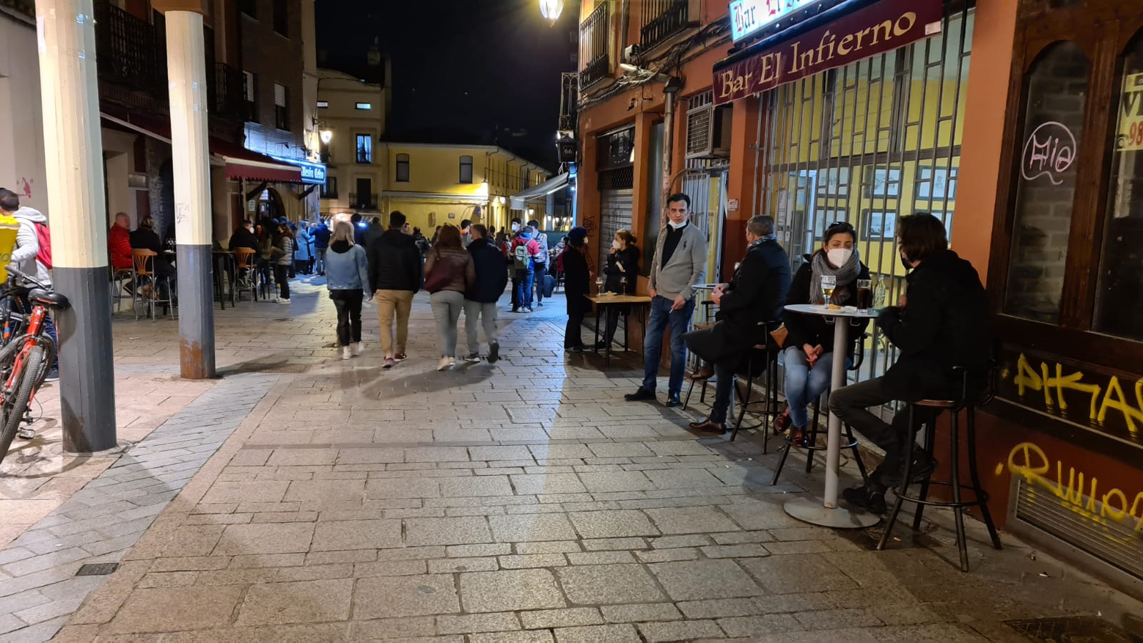 Los leoneses apuran el nuevo horario de la hostelería apoyado en el buen tiempo.