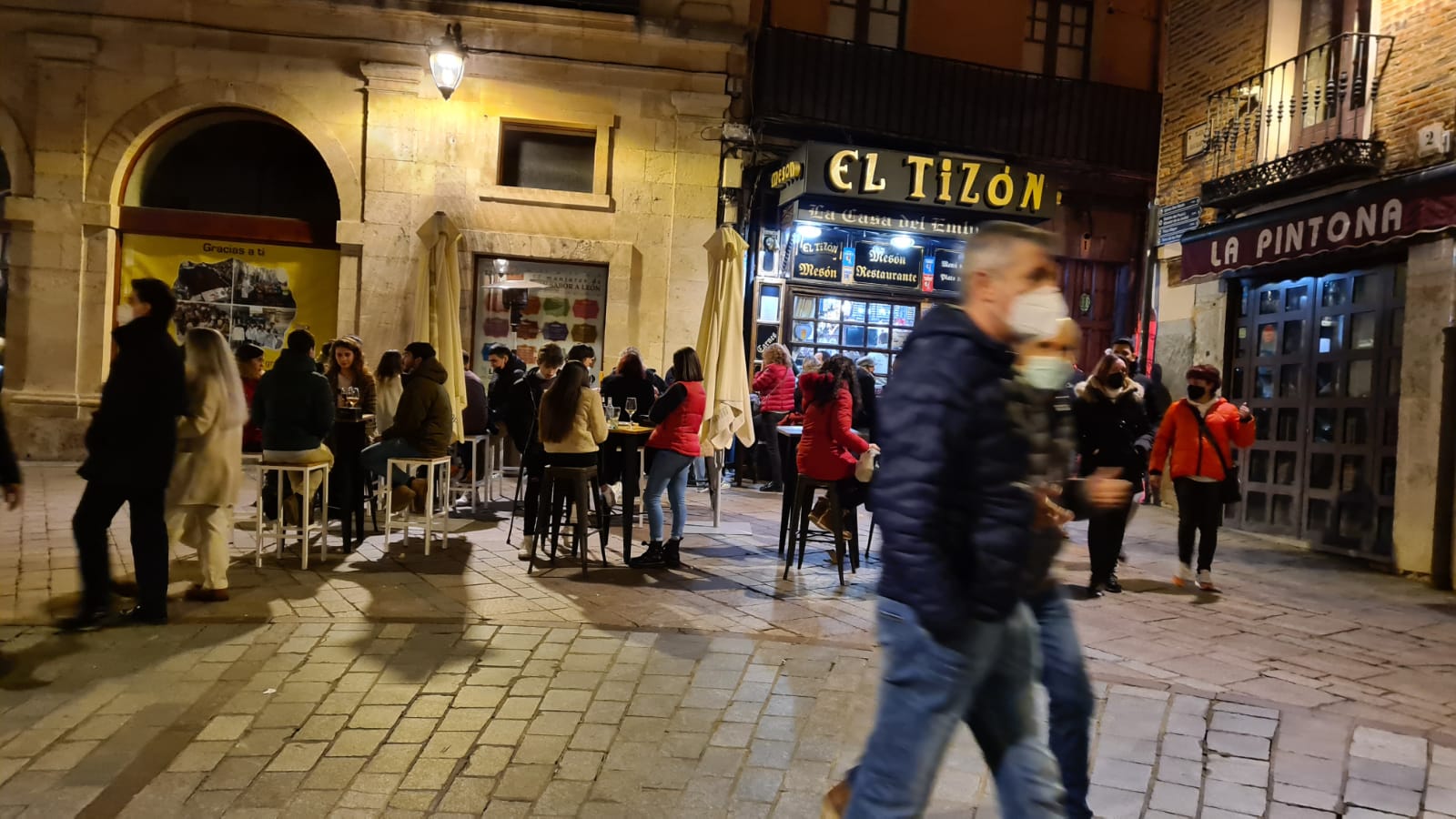 Los leoneses apuran el nuevo horario de la hostelería apoyado en el buen tiempo.