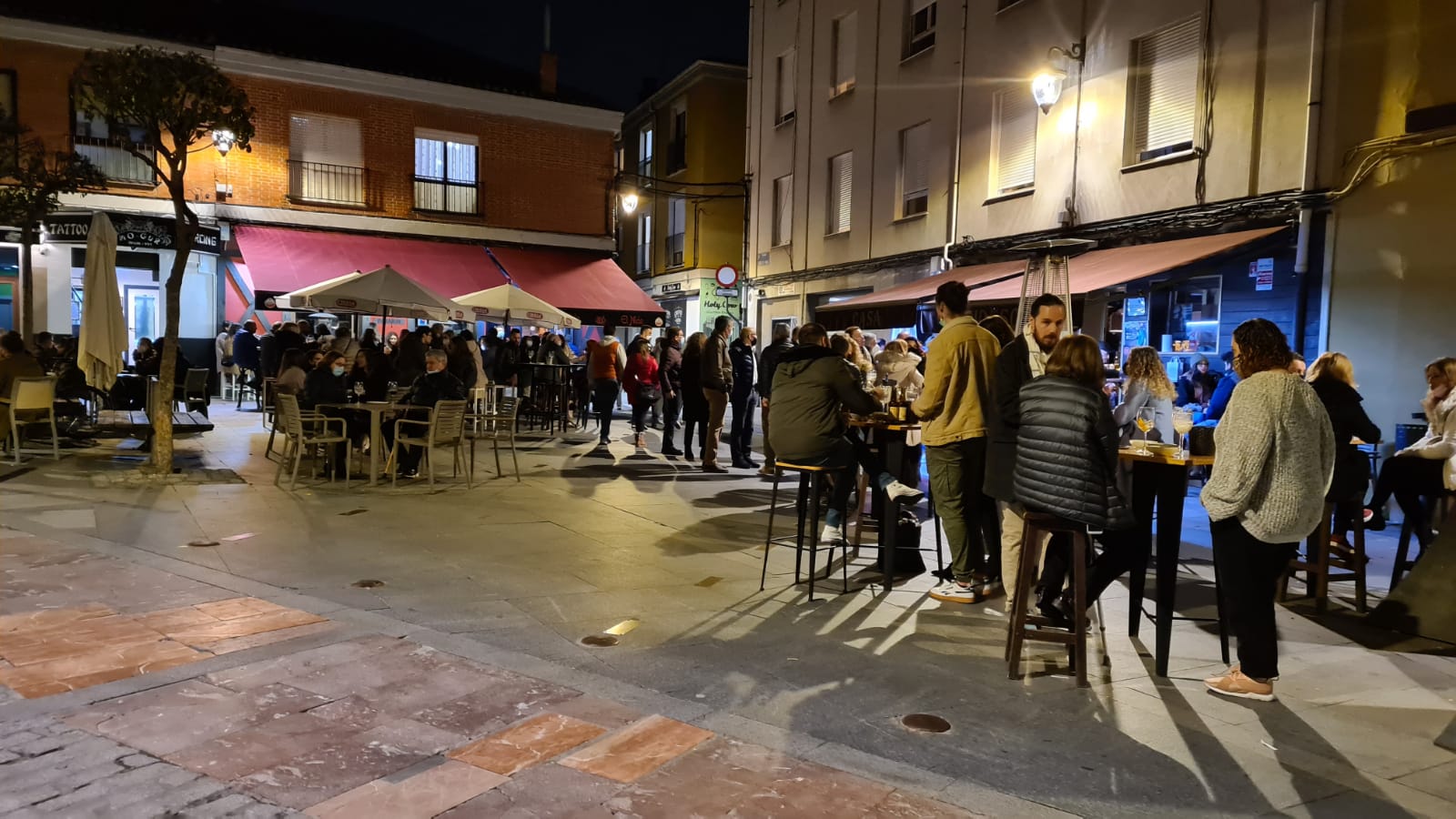 Los leoneses apuran el nuevo horario de la hostelería apoyado en el buen tiempo.