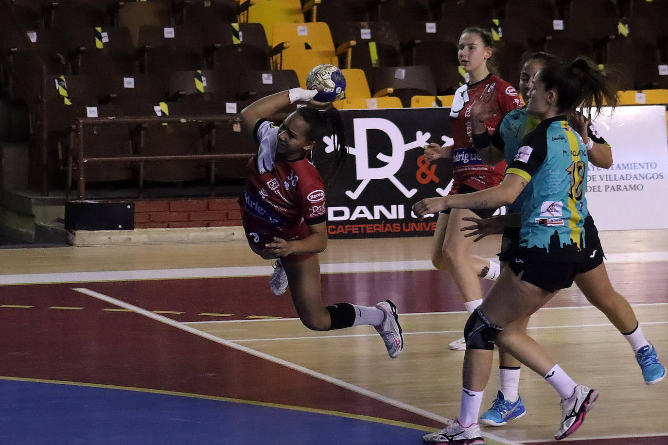 Leonesas y castellanas se citaban en un nuevo partido en el Palacio de los Deportes.