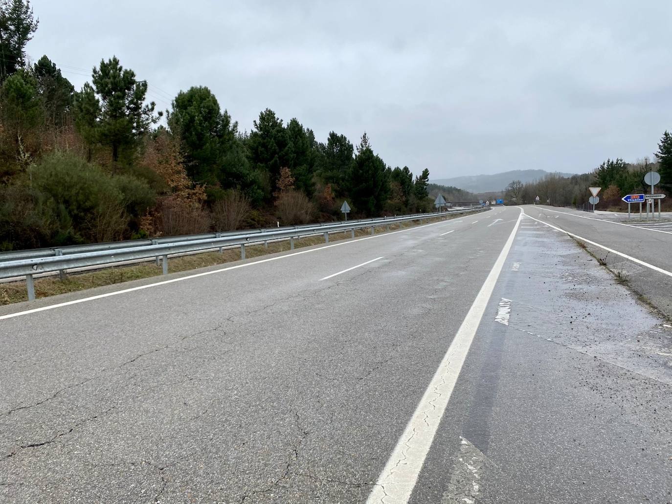 Baches y promesas unen El Bierzo con el Suroccidente Asturiano a la espera de la anhelada Ponferrada-La Espina. Mientras llega la ansiada conexión con la A-6 a la altura de Toreno, la actual carretera, muy obsoleta, sigue a la espera de mejoras imprescindibles para resultar mínimamente efectiva y viable para los conductores.