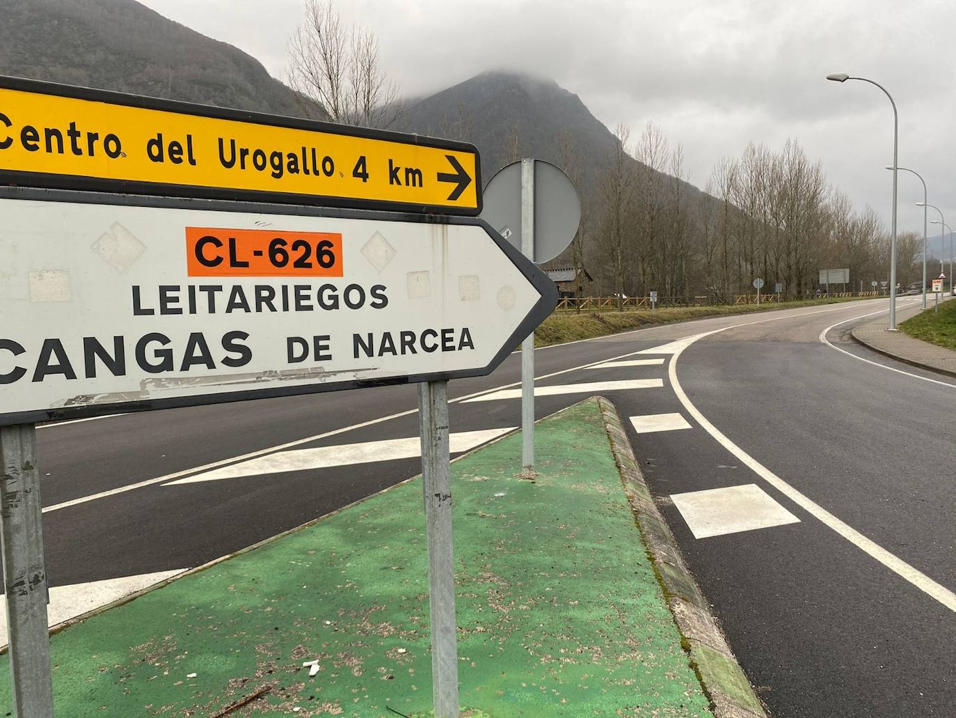 Baches y promesas unen El Bierzo con el Suroccidente Asturiano a la espera de la anhelada Ponferrada-La Espina. Mientras llega la ansiada conexión con la A-6 a la altura de Toreno, la actual carretera, muy obsoleta, sigue a la espera de mejoras imprescindibles para resultar mínimamente efectiva y viable para los conductores.