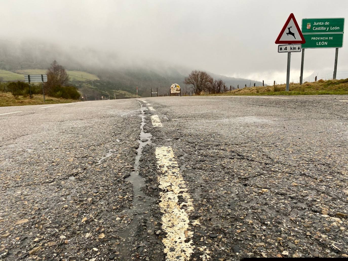 Baches y promesas unen El Bierzo con el Suroccidente Asturiano a la espera de la anhelada Ponferrada-La Espina. Mientras llega la ansiada conexión con la A-6 a la altura de Toreno, la actual carretera, muy obsoleta, sigue a la espera de mejoras imprescindibles para resultar mínimamente efectiva y viable para los conductores.