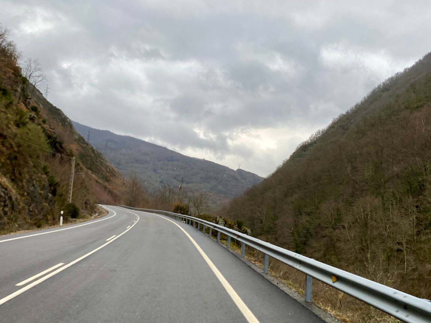 Baches y promesas unen El Bierzo con el Suroccidente Asturiano a la espera de la anhelada Ponferrada-La Espina. Mientras llega la ansiada conexión con la A-6 a la altura de Toreno, la actual carretera, muy obsoleta, sigue a la espera de mejoras imprescindibles para resultar mínimamente efectiva y viable para los conductores.