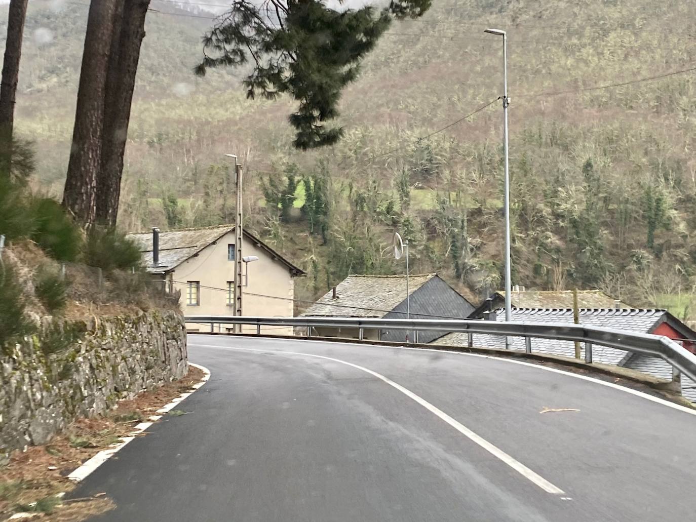 Baches y promesas unen El Bierzo con el Suroccidente Asturiano a la espera de la anhelada Ponferrada-La Espina. Mientras llega la ansiada conexión con la A-6 a la altura de Toreno, la actual carretera, muy obsoleta, sigue a la espera de mejoras imprescindibles para resultar mínimamente efectiva y viable para los conductores.