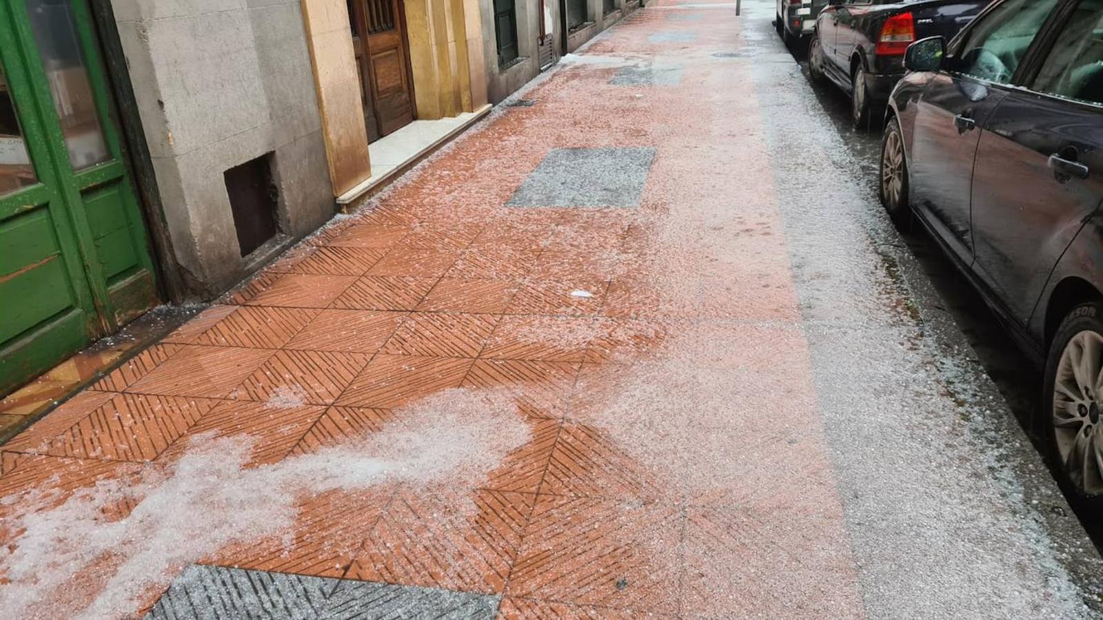 Una granizada histórica cubre las calles de León de blanco.