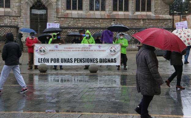 Galería. Los pensionistas se concentran frente a Botines para exigir unas pensiones dignas.